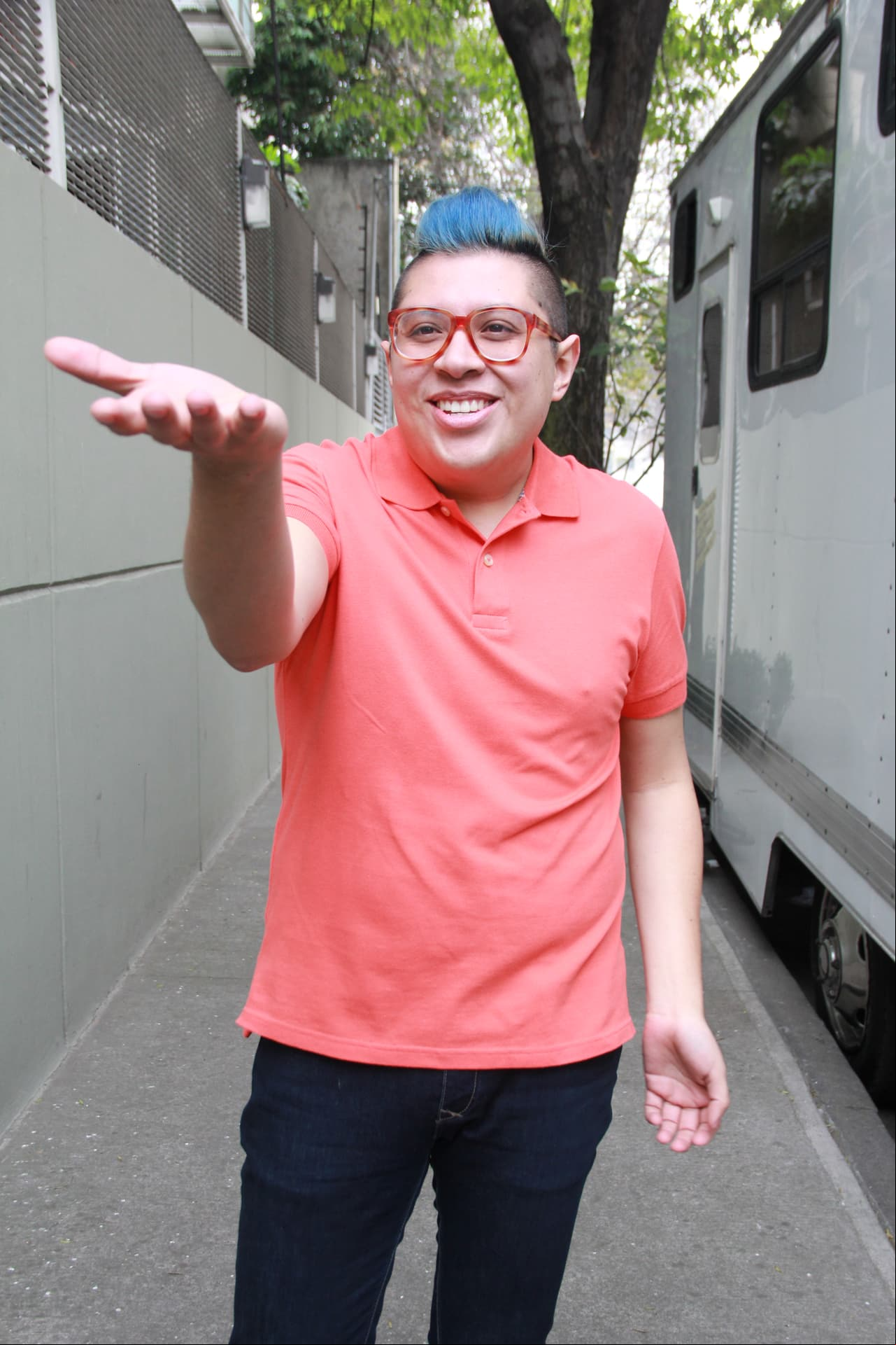 El standupero Manuna apareció en una temporada con cabello color azul.
