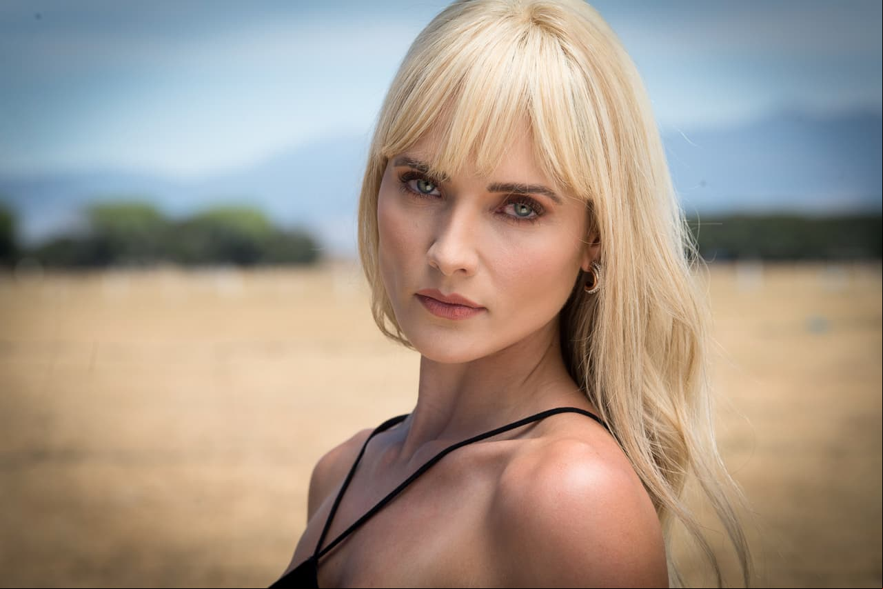 Ahora, Kimberly Dos Ramos regresa a la pantalla chica como 'Isabela', la guapa antagonista de 'La Desalmada', telenovela que protagoniza junto a Livia Brito, José Ron, Eduardo Santamarina, y un gran elenco.
